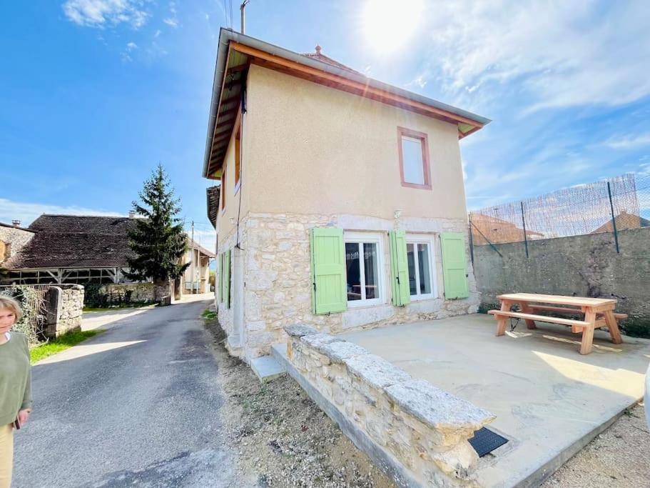 La Maison L'Oiseau Bleu Saint-Victor-de-Morestel Екстер'єр фото